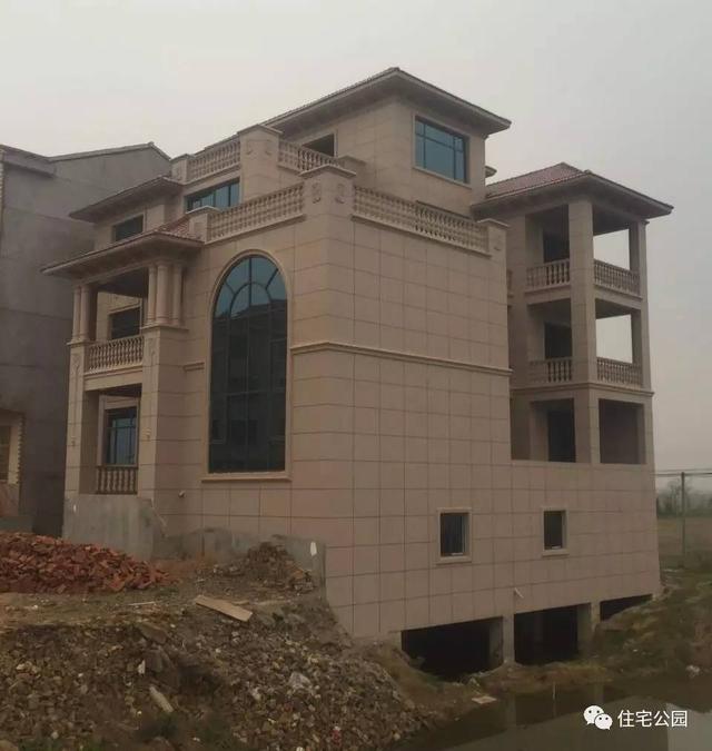 房子80萬，基礎(chǔ)15萬，跨渠建別墅就是這么任性！