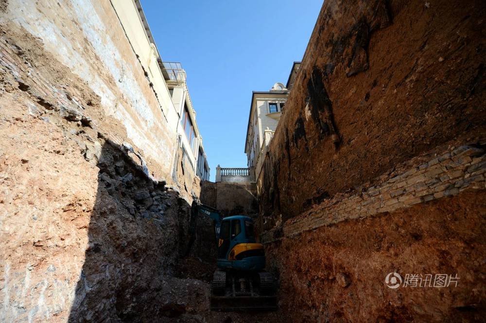 濟(jì)南私建別墅四千平方米“地宮”城管聯(lián)合巡警直接拆除