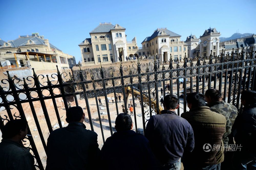 濟(jì)南私建別墅四千平方米“地宮”城管聯(lián)合巡警直接拆除