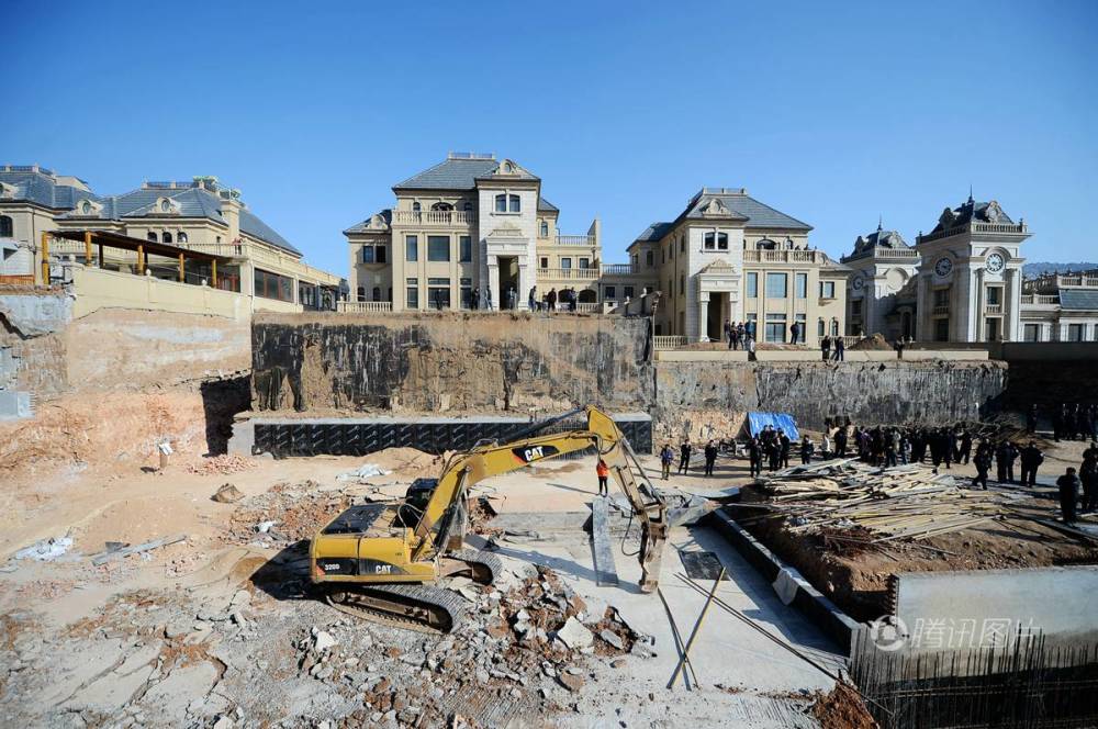 濟(jì)南私建別墅四千平方米“地宮”城管聯(lián)合巡警直接拆除