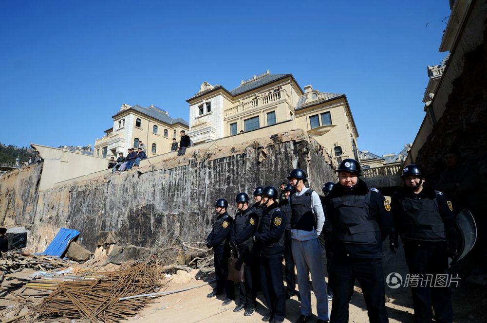 濟(jì)南私建別墅四千平方米“地宮”城管聯(lián)合巡警直接拆除