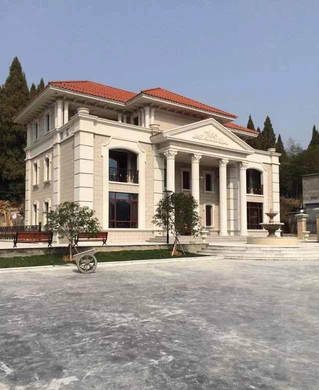 別墅配上歐式構(gòu)件檔次就高了, 沒(méi)幾百萬(wàn)下不來(lái)！