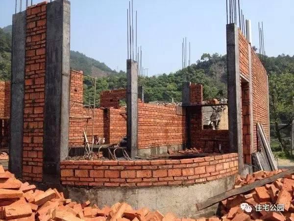 80后小伙30萬為父母建房養(yǎng)老，一不小心引潮流