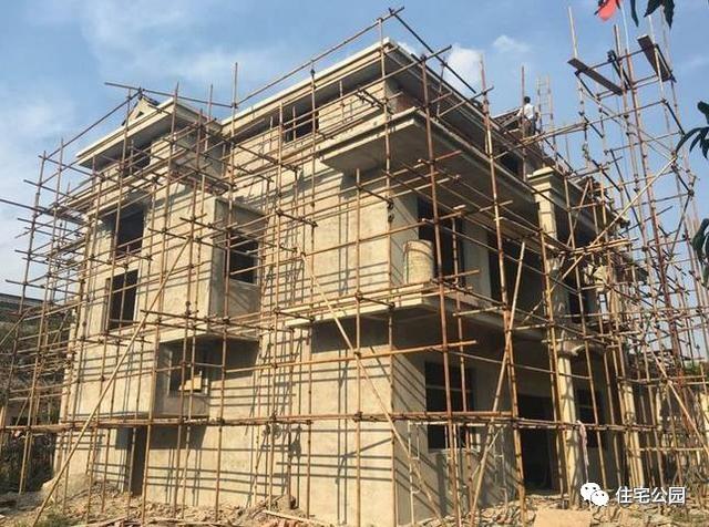 不顧家人阻攔硬是拆掉老宅，自建美式別墅，所有人都羨慕不已！