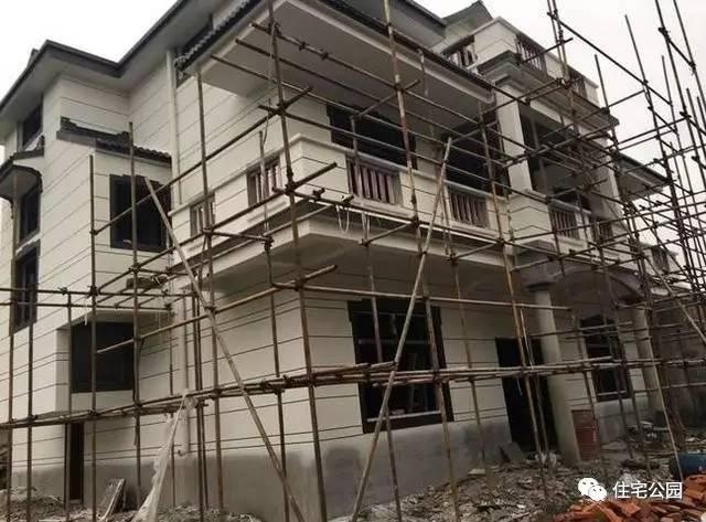 不顧家人阻攔硬是拆掉老宅，自建美式別墅，所有人都羨慕不已！