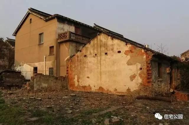 不顧家人阻攔硬是拆掉老宅，自建美式別墅，所有人都羨慕不已！