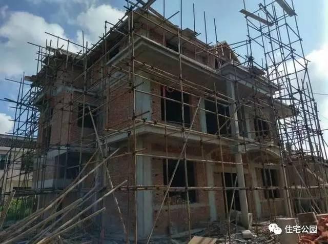 不顧家人阻攔硬是拆掉老宅，自建美式別墅，所有人都羨慕不已！