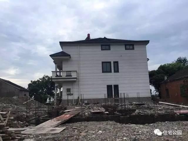 不顧家人阻攔硬是拆掉老宅，自建美式別墅，所有人都羨慕不已！