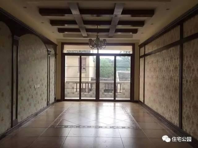 不顧家人阻攔硬是拆掉老宅，自建美式別墅，所有人都羨慕不已！