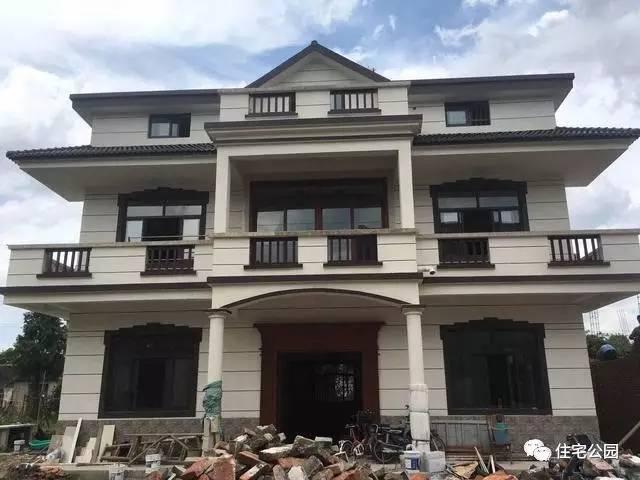 不顧家人阻攔硬是拆掉老宅，自建美式別墅，所有人都羨慕不已！