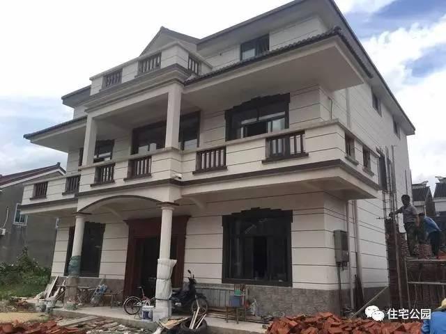 不顧家人阻攔硬是拆掉老宅，自建美式別墅，所有人都羨慕不已！