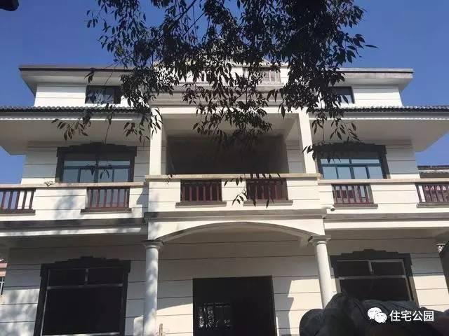 不顧家人阻攔硬是拆掉老宅，自建美式別墅，所有人都羨慕不已！