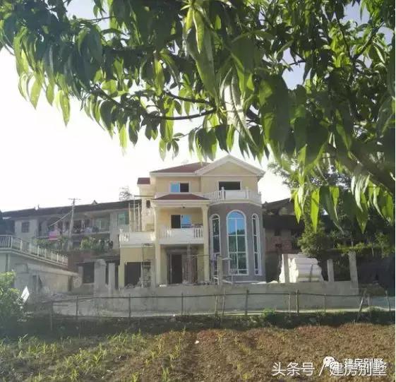 實(shí)拍農(nóng)村三層經(jīng)典別墅實(shí)景圖，美極了
