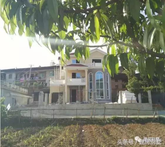 實(shí)拍農(nóng)村三層經(jīng)典別墅實(shí)景圖，美極了