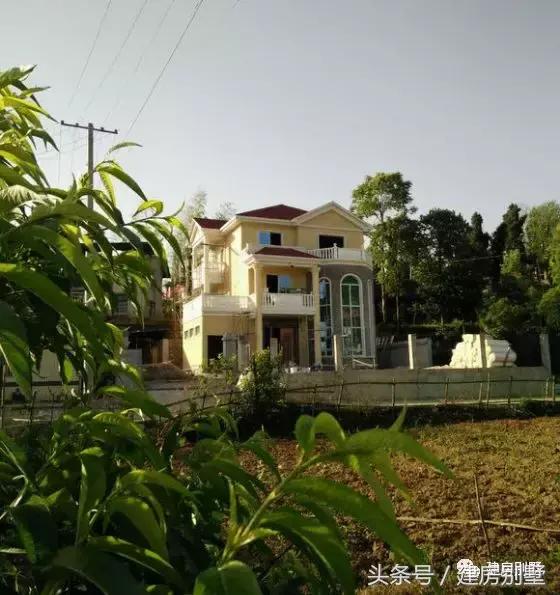 實(shí)拍農(nóng)村三層經(jīng)典別墅實(shí)景圖，美極了