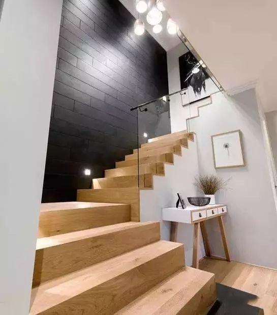 自建別墅好看的樓梯設(shè)計(jì)，好樓梯讓住宅提升一個檔次