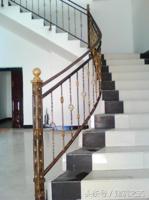 樓梯裝修是先貼石材板還是先安扶手？