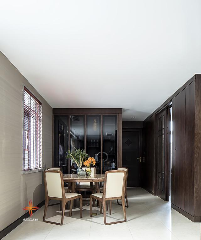 中式與現(xiàn)代結(jié)構(gòu)三層復(fù)式別墅裝修案例實(shí)拍，漂亮