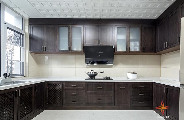 中式與現(xiàn)代結(jié)構(gòu)三層復(fù)式別墅裝修案例實(shí)拍，漂亮