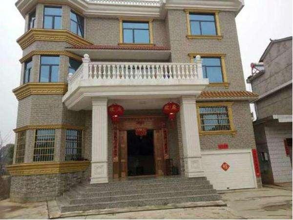 農(nóng)村自建造型好看的三層別墅，堪比百萬豪宅，裝修就是不咋地