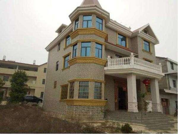 農(nóng)村自建造型好看的三層別墅，堪比百萬豪宅，裝修就是不咋地