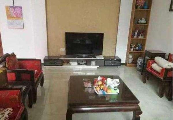 農(nóng)村自建造型好看的三層別墅，堪比百萬豪宅，裝修就是不咋地