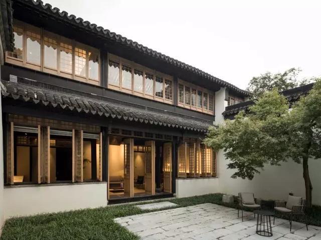 中式帶庭院別墅實(shí)拍，白墻黛瓦，古香古色