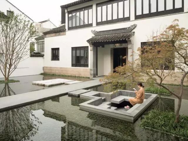 中式帶庭院別墅實(shí)拍，白墻黛瓦，古香古色