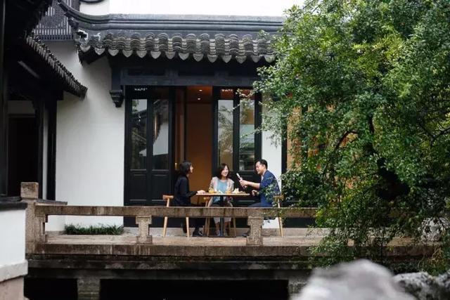 中式帶庭院別墅實(shí)拍，白墻黛瓦，古香古色