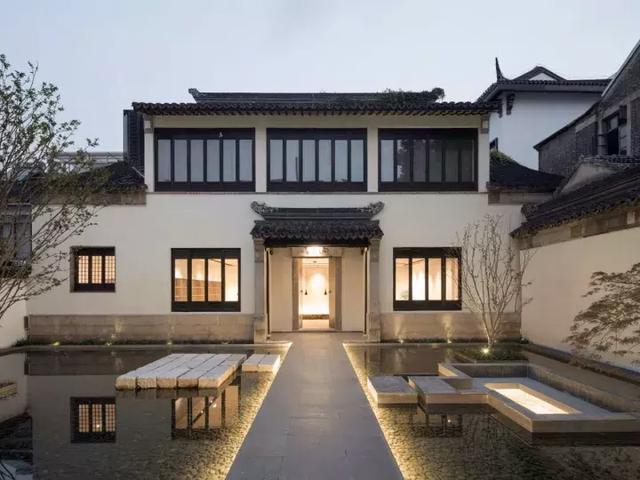 中式帶庭院別墅實(shí)拍，白墻黛瓦，古香古色