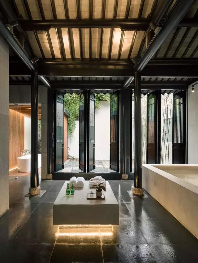 中式帶庭院別墅實(shí)拍，白墻黛瓦，古香古色