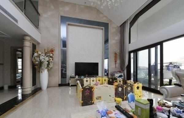 300平兩層別墅豪宅裝修實景照片，簡單但不簡約