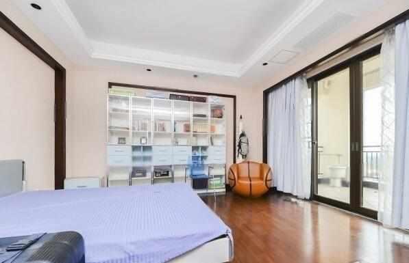 300平兩層別墅豪宅裝修實景照片，簡單但不簡約