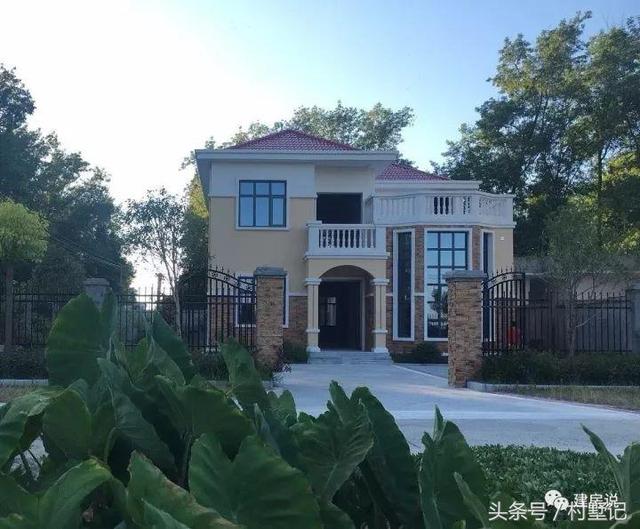 別墅實(shí)景照片圖和效果圖對(duì)比，看完肯定得給施工隊(duì)點(diǎn)贊