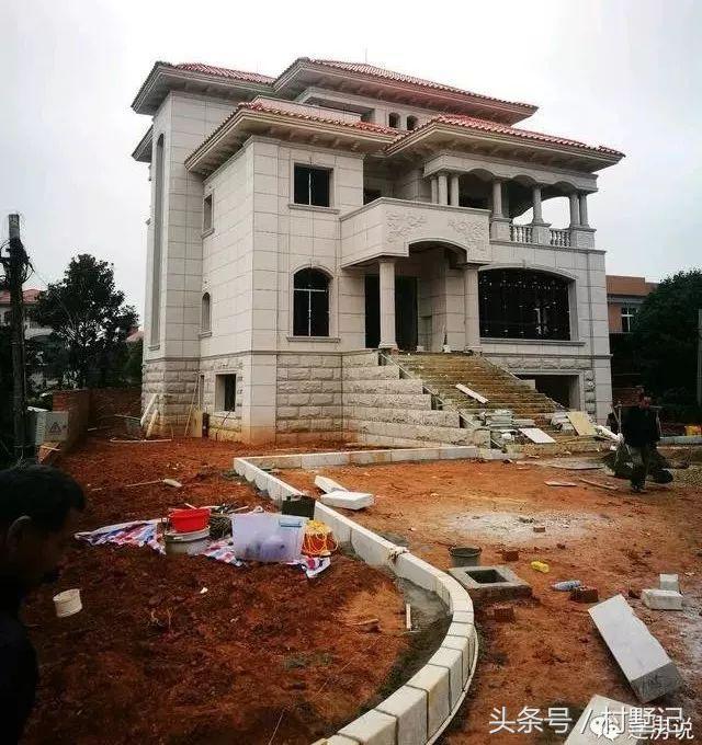 別墅實(shí)景照片圖和效果圖對(duì)比，看完肯定得給施工隊(duì)點(diǎn)贊