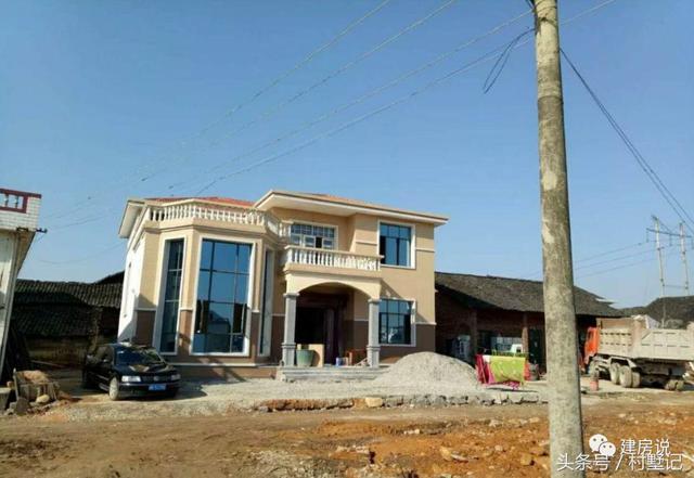 別墅實(shí)景照片圖和效果圖對(duì)比，看完肯定得給施工隊(duì)點(diǎn)贊