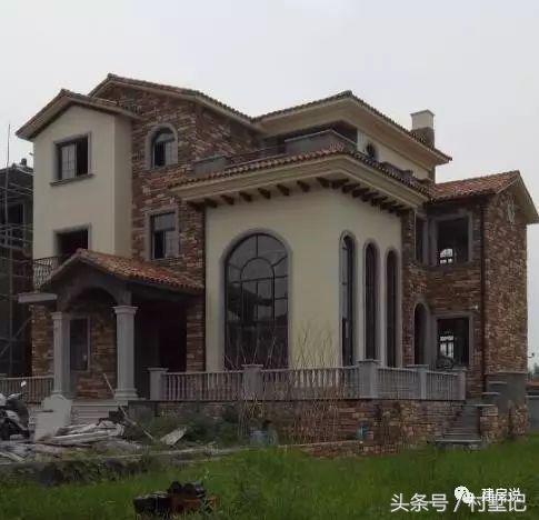 別墅實(shí)景照片圖和效果圖對(duì)比，看完肯定得給施工隊(duì)點(diǎn)贊