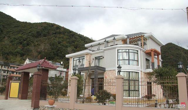 別墅實(shí)景照片圖和效果圖對(duì)比，看完肯定得給施工隊(duì)點(diǎn)贊