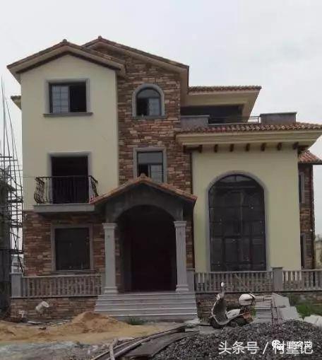 別墅實(shí)景照片圖和效果圖對(duì)比，看完肯定得給施工隊(duì)點(diǎn)贊