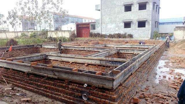 農(nóng)村蓋房子挖地基怎么打結(jié)實？看完你就明白了