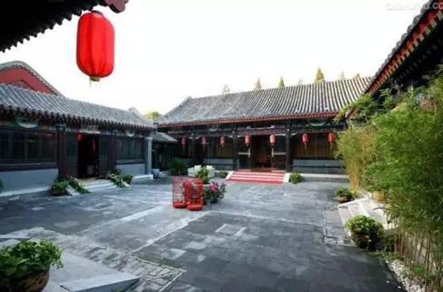 北京二環(huán)買一套四合院要多少錢？說出來嚇?biāo)滥? src="/uploads/allimg/180417/104R2A63-0.jpg" img_width="640" img_height="426" inline="0" style="box-sizing: border-box; -webkit-tap-highlight-color: transparent; border-style: none; max-width: 100%; display: block; margin: 10px auto;" /></p>
<p style="box-sizing: border-box; -webkit-tap-highlight-color: transparent; margin: 16px 0px; padding: 0px; color: rgb(34, 34, 34); font-family: "PingFang SC", "Hiragino Sans GB", "Microsoft YaHei", "WenQuanYi Micro Hei", "Helvetica Neue", Arial, sans-serif; font-size: 16px;">經(jīng)過小編一番了解，因?yàn)樗暮显涸从谠?，北京四合院是指原來老北京的四合院，由于是中國傳統(tǒng)合院式的建筑裝飾，是從正房、東廂房和西廂房以及倒座房組合成的，然后再從東南西北四個(gè)面將庭院圍在中間稱為四合院?；旧显诙h(huán)路里面，集中在原來的東城、西城、崇文、宣武四個(gè)區(qū)。</p>
<p style="box-sizing: border-box; -webkit-tap-highlight-color: transparent; margin: 16px 0px; padding: 0px; color: rgb(34, 34, 34); font-family: "PingFang SC", "Hiragino Sans GB", "Microsoft YaHei", "WenQuanYi Micro Hei", "Helvetica Neue", Arial, sans-serif; font-size: 16px;"><img alt=
