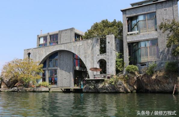 楊麗萍在洱海邊的兩棟別墅，一棟叫月亮宮和一棟叫太陽宮