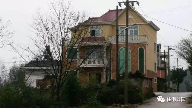 江西網(wǎng)友65萬建別墅，內(nèi)部設計美，外有小溪環(huán)繞！