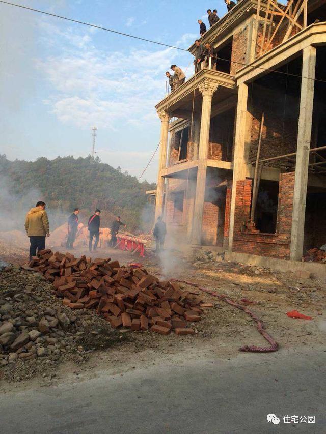 江西網(wǎng)友65萬建別墅，內(nèi)部設計美，外有小溪環(huán)繞！