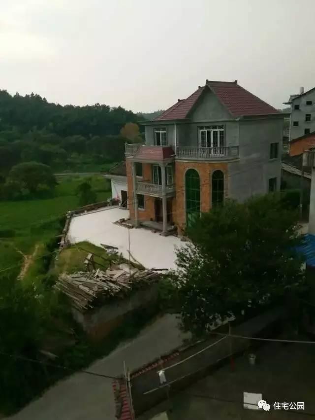 江西網(wǎng)友65萬建別墅，內(nèi)部設計美，外有小溪環(huán)繞！