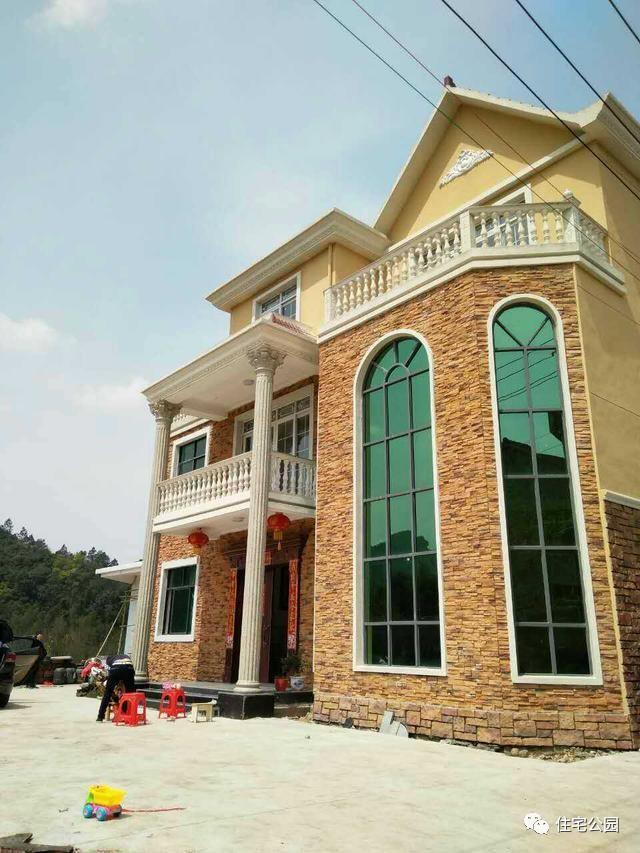 江西網(wǎng)友65萬建別墅，內(nèi)部設計美，外有小溪環(huán)繞！