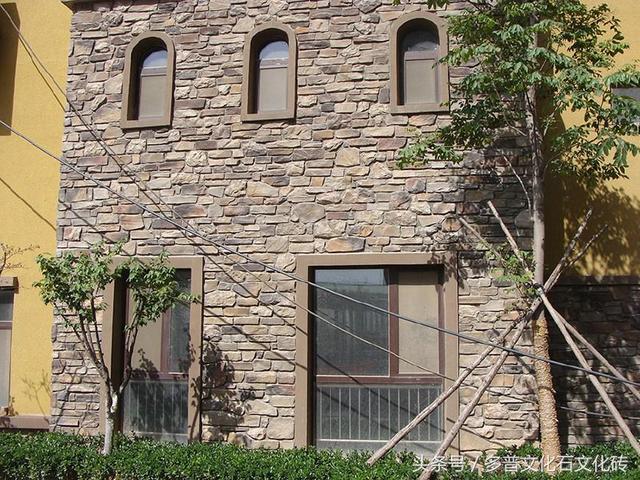 自建房設(shè)計師在鄉(xiāng)村6年造200套房，老鄉(xiāng)們搶瘋，文化石長臉了