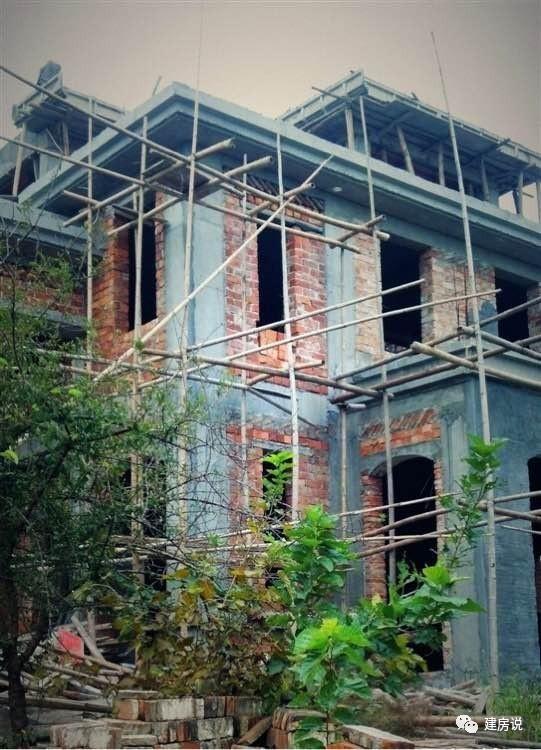 實(shí)拍網(wǎng)友自建三層農(nóng)村別墅過(guò)程，舒適美觀引人矚目