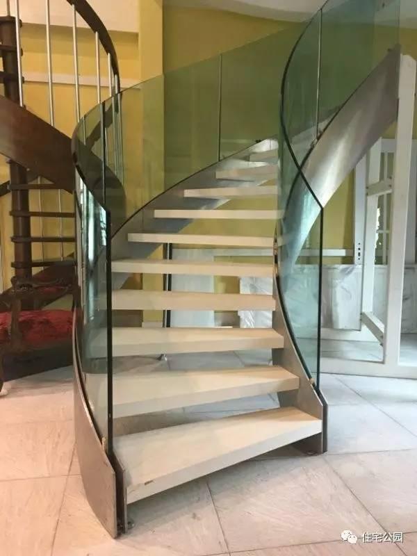 花大價蓋好的別墅，不配一個華麗的樓梯可怎么行！12款樓梯推薦