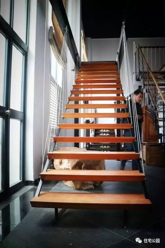 花大價蓋好的別墅，不配一個華麗的樓梯可怎么行！12款樓梯推薦